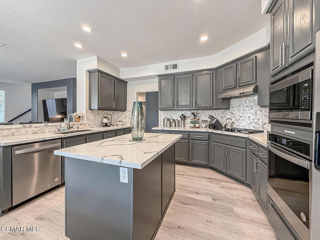 215 Southcrest Place, Simi Valley, CA 93065