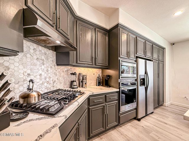 215 Southcrest Place, Simi Valley, CA 93065