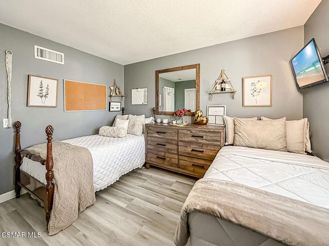 215 Southcrest Place, Simi Valley, CA 93065