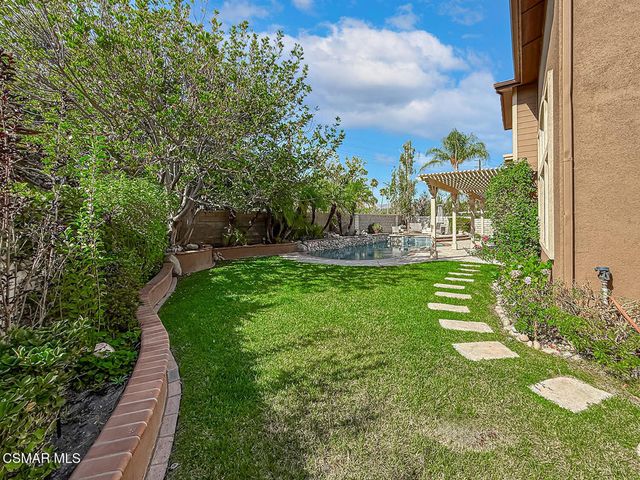 215 Southcrest Place, Simi Valley, CA 93065