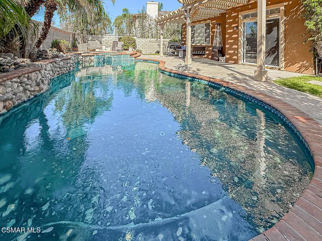 215 Southcrest Place, Simi Valley, CA 93065