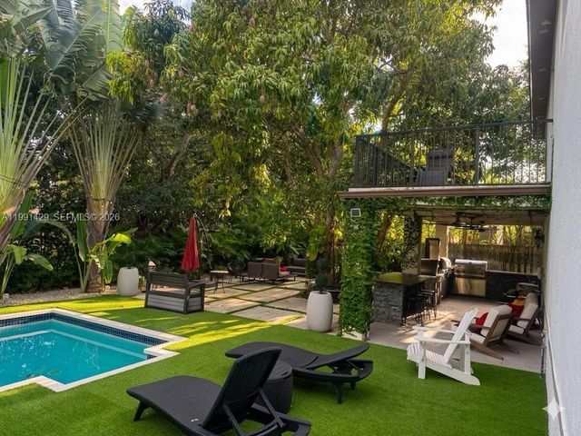 8164 SW 171st St, Palmetto Bay, FL 33157