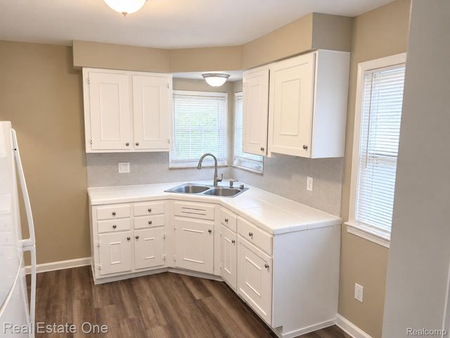 29697 Hiveley Street, Inkster, MI 48141