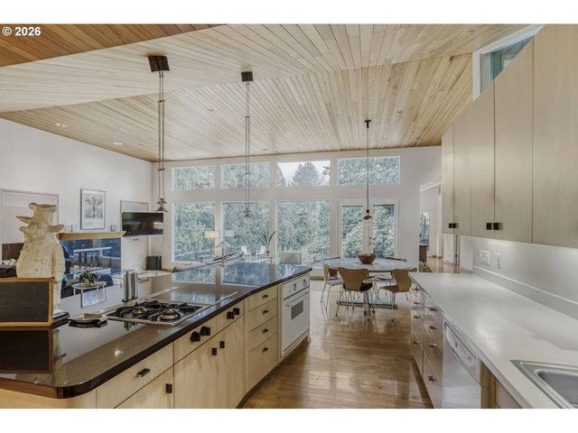 1000 FOREST MEADOWS Way, Lake Oswego, OR 97034