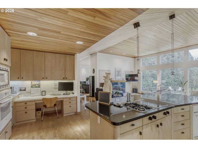 1000 FOREST MEADOWS Way, Lake Oswego, OR 97034