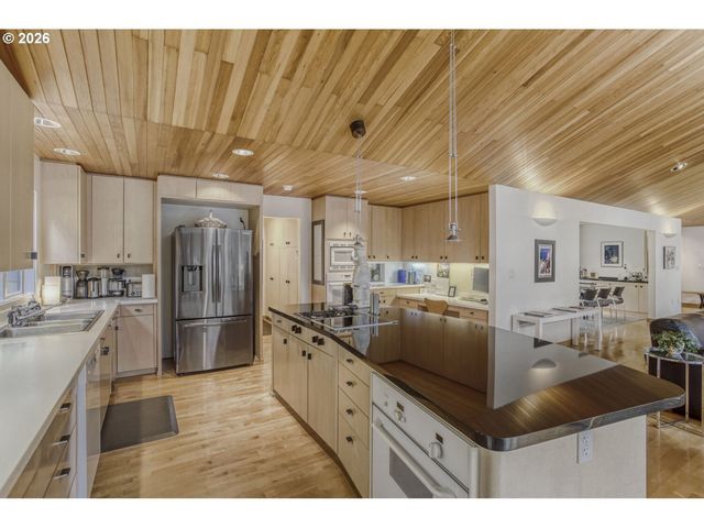 1000 FOREST MEADOWS Way, Lake Oswego, OR 97034