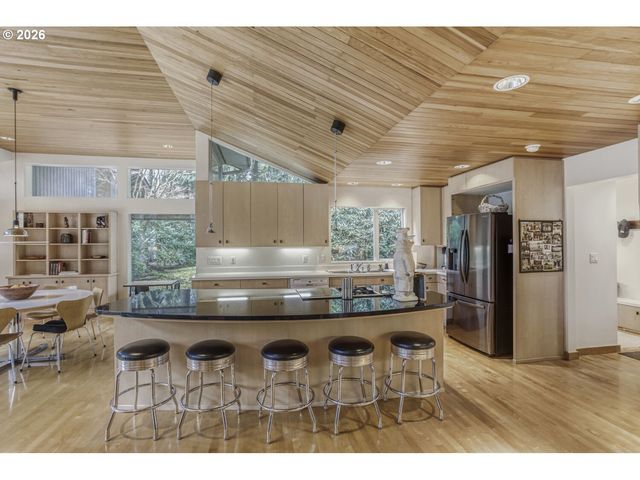 1000 FOREST MEADOWS Way, Lake Oswego, OR 97034