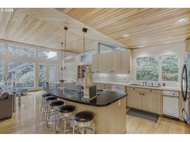 1000 FOREST MEADOWS Way, Lake Oswego, OR 97034