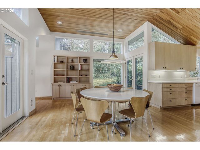 1000 FOREST MEADOWS Way, Lake Oswego, OR 97034