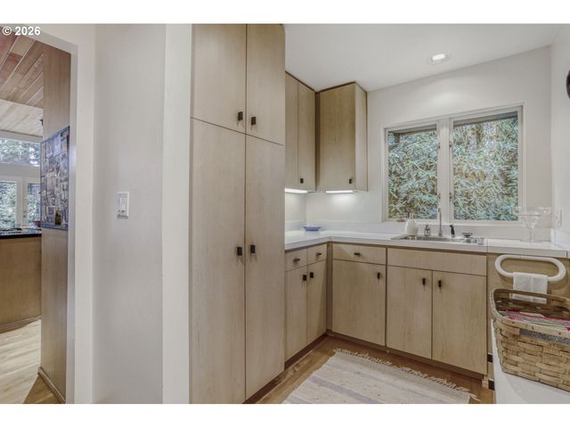 1000 FOREST MEADOWS Way, Lake Oswego, OR 97034