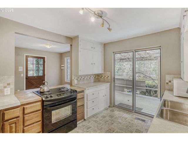 1000 FOREST MEADOWS Way, Lake Oswego, OR 97034