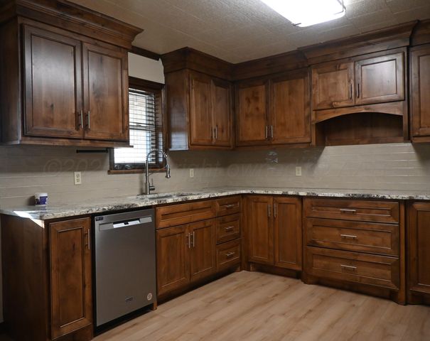 302 N Mackenzie Avenue, Stinnett, TX 79083