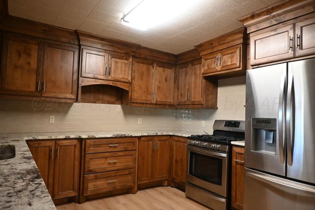 302 N Mackenzie Avenue, Stinnett, TX 79083