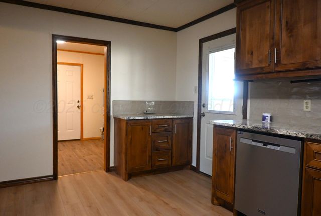 302 N Mackenzie Avenue, Stinnett, TX 79083