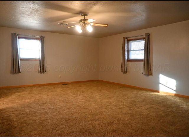 302 N Mackenzie Avenue, Stinnett, TX 79083