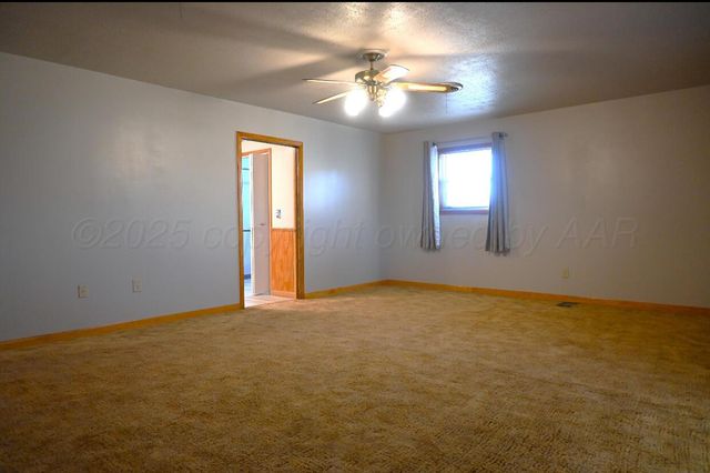 302 N Mackenzie Avenue, Stinnett, TX 79083