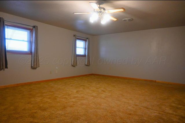 302 N Mackenzie Avenue, Stinnett, TX 79083