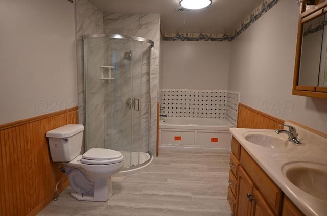 302 N Mackenzie Avenue, Stinnett, TX 79083