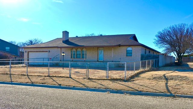 302 N Mackenzie Avenue, Stinnett, TX 79083