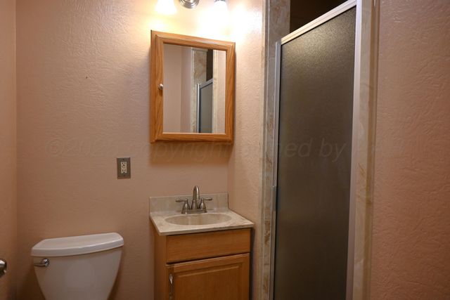 302 N Mackenzie Avenue, Stinnett, TX 79083