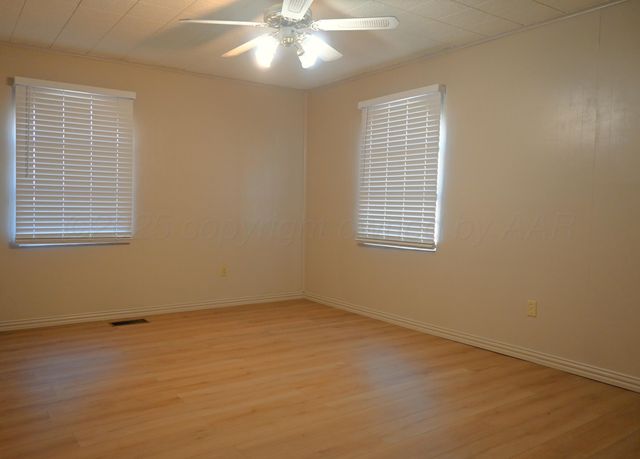 302 N Mackenzie Avenue, Stinnett, TX 79083