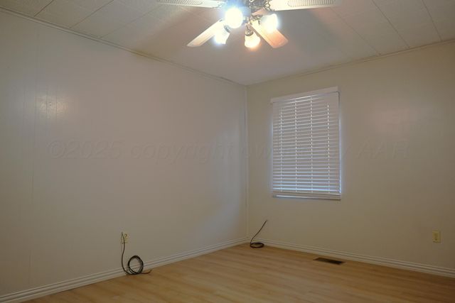 302 N Mackenzie Avenue, Stinnett, TX 79083