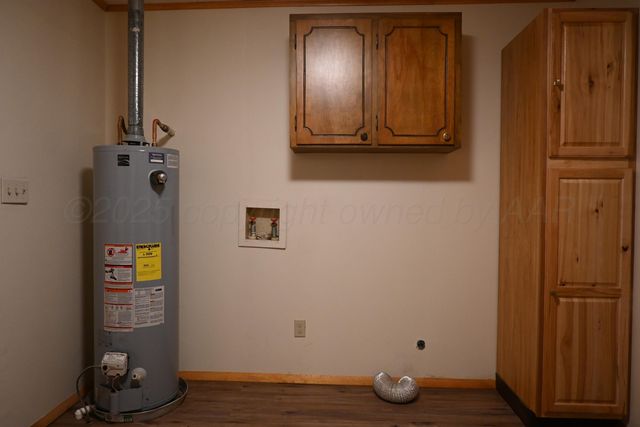 302 N Mackenzie Avenue, Stinnett, TX 79083