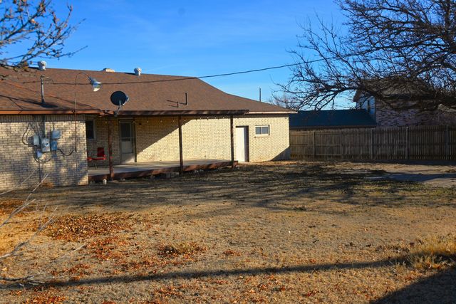 302 N Mackenzie Avenue, Stinnett, TX 79083