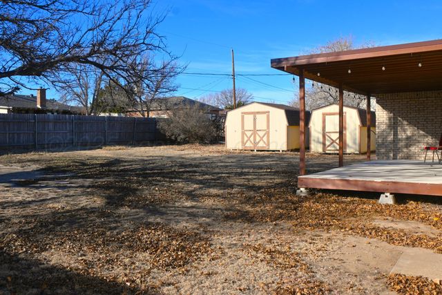 302 N Mackenzie Avenue, Stinnett, TX 79083