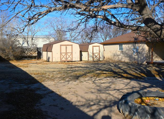 302 N Mackenzie Avenue, Stinnett, TX 79083