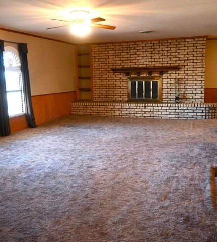 302 N Mackenzie Avenue, Stinnett, TX 79083