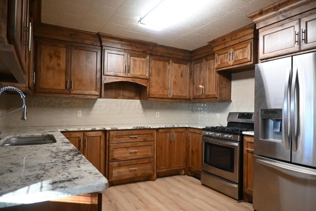 302 N Mackenzie Avenue, Stinnett, TX 79083