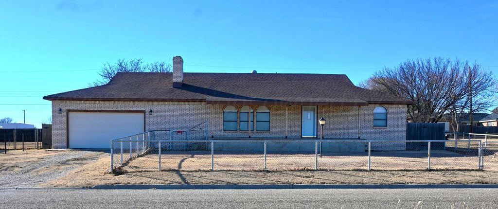 302 N Mackenzie Avenue, Stinnett, TX 79083
