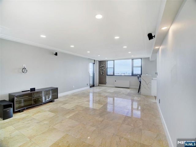 250 Gorge Road 29L, Cliffside Park, NJ 07010