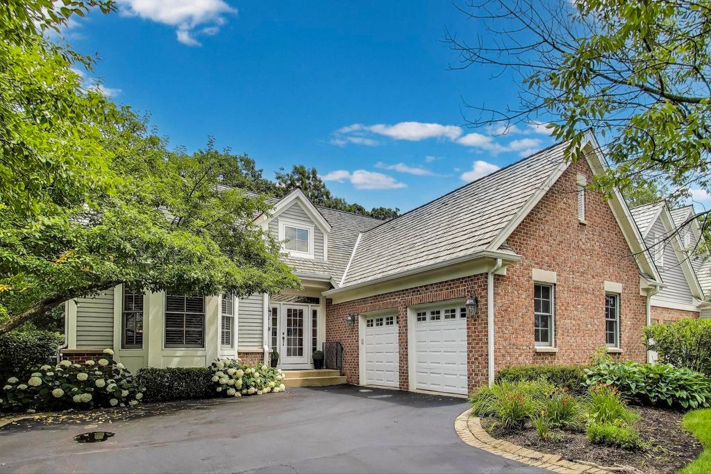 95 S Canterbury Court, Lake Forest, IL 60045