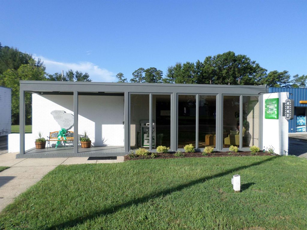 4242 Main St., Loris, SC 29569 — exterior