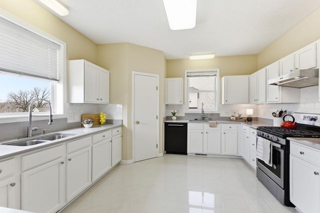 2888 Eagle Valley Drive, Woodbury, MN 55129