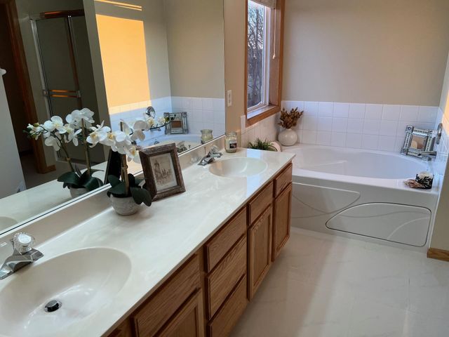 2888 Eagle Valley Drive, Woodbury, MN 55129