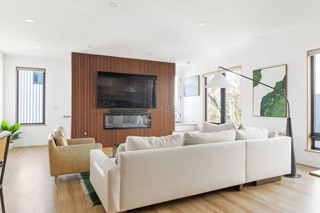 31 Hall St 2, Waltham, MA 02453