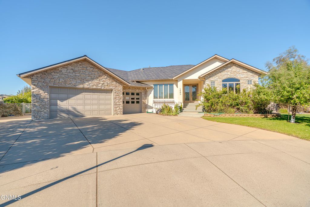 1530 Clipper Place, Bismarck, ND 58504