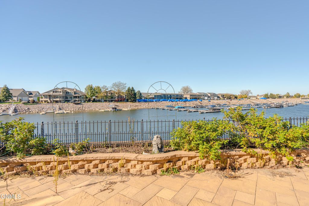 1530 Clipper Place, Bismarck, ND 58504 photo 2