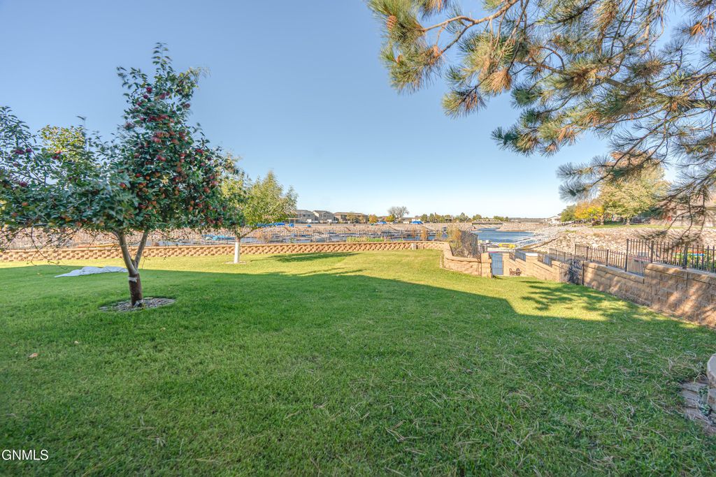 1530 Clipper Place, Bismarck, ND 58504 photo 4