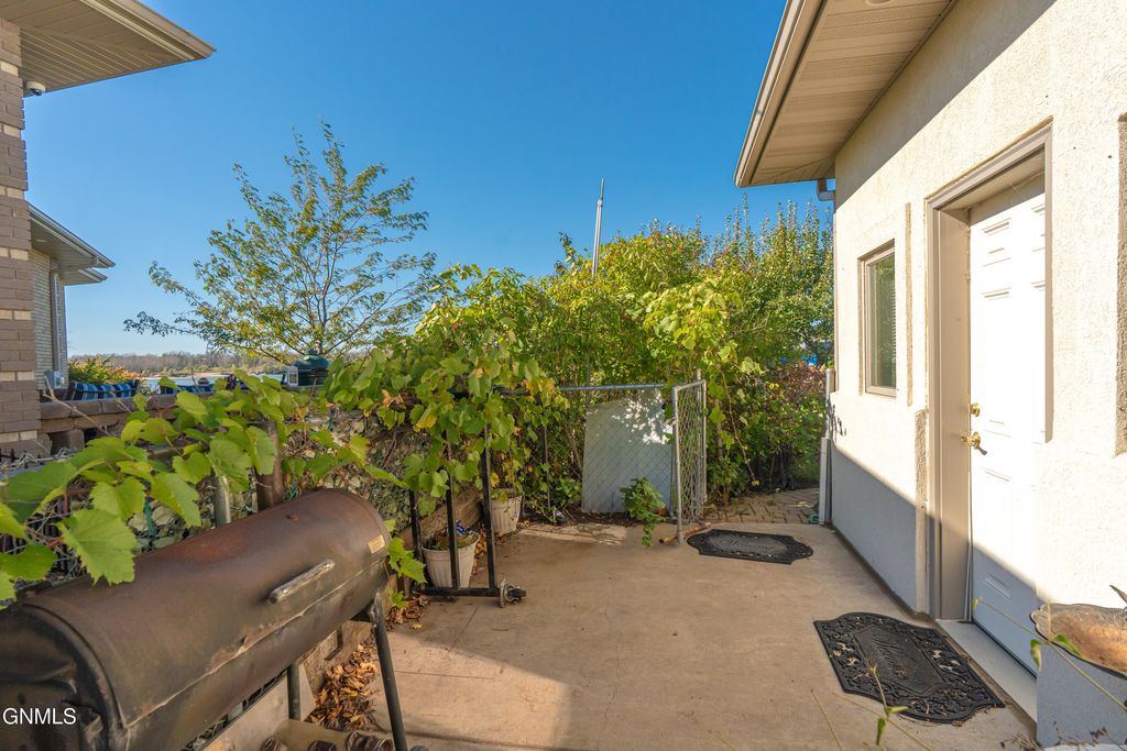 1530 Clipper Place, Bismarck, ND 58504 photo 9