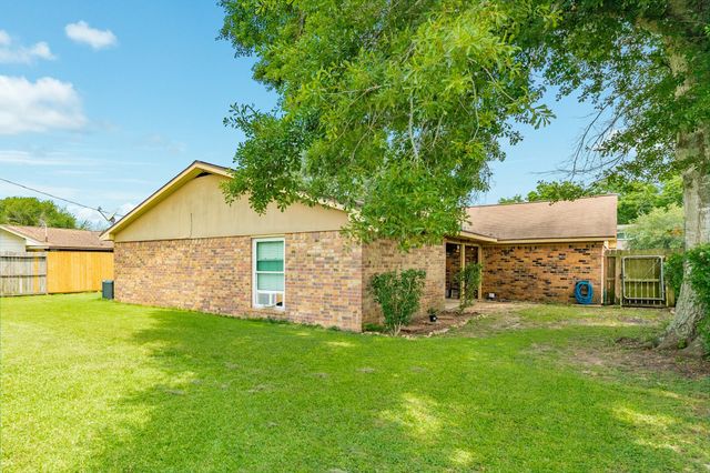 104 Meadowlark Lane, Angleton, TX 77515