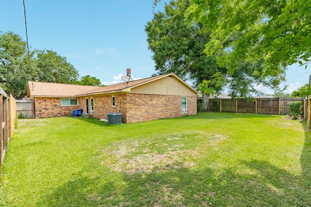 104 Meadowlark Lane, Angleton, TX 77515