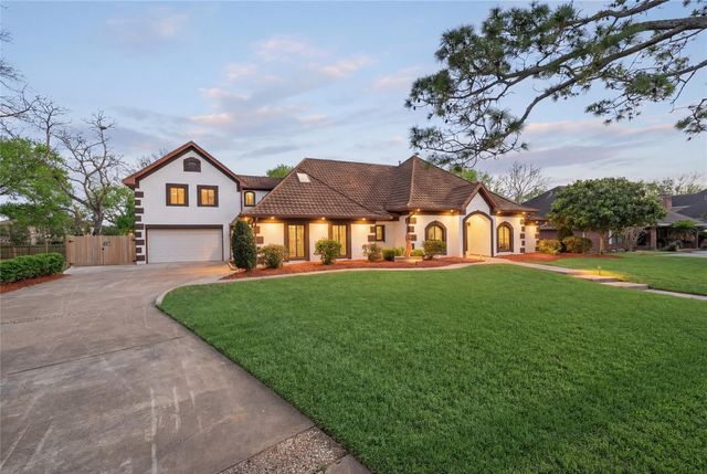 1205 Tall Pines Drive, Friendswood, TX 77546
