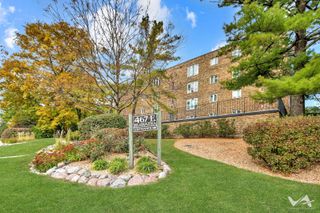 467 HIAWATHA Trail 201, Wood Dale, IL 60191