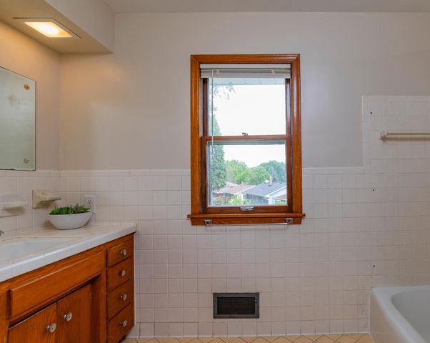 1945 Upper Afton Road E, Saint Paul, MN 55119