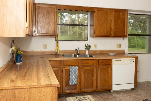 4892 Woodcastle Dr., Chandler, TX 75758