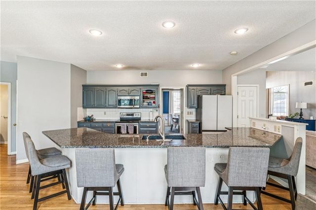 2209 Wellington Court, Lee's Summit, MO 64081